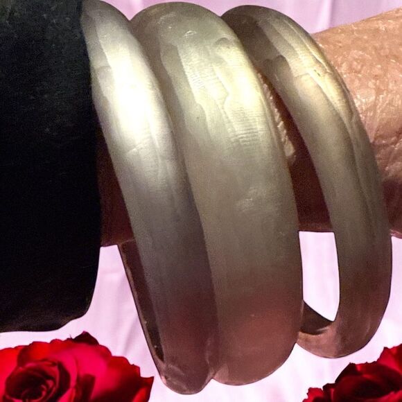Set of 3 iridescent beige rose silver metallic lucite bangles - Picture 2 of 7